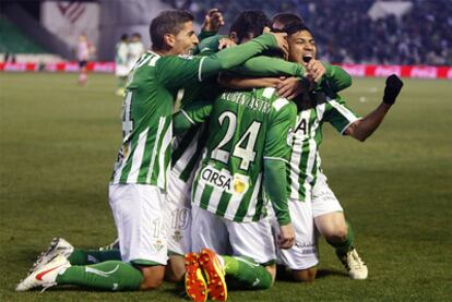 Los jugadores del Betis celebran el primer gol de Castro.