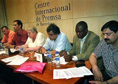 Representantes de sindicatos y ONG, durante la conferencia de prensa celebrada ayer en Barcelona.