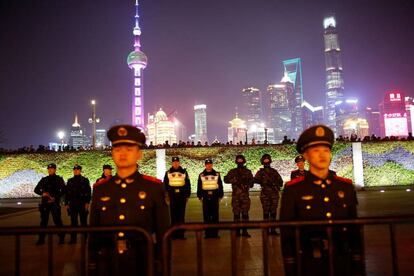 Policiais fiscalizam a festa de ano-novo em Xangai, na China.