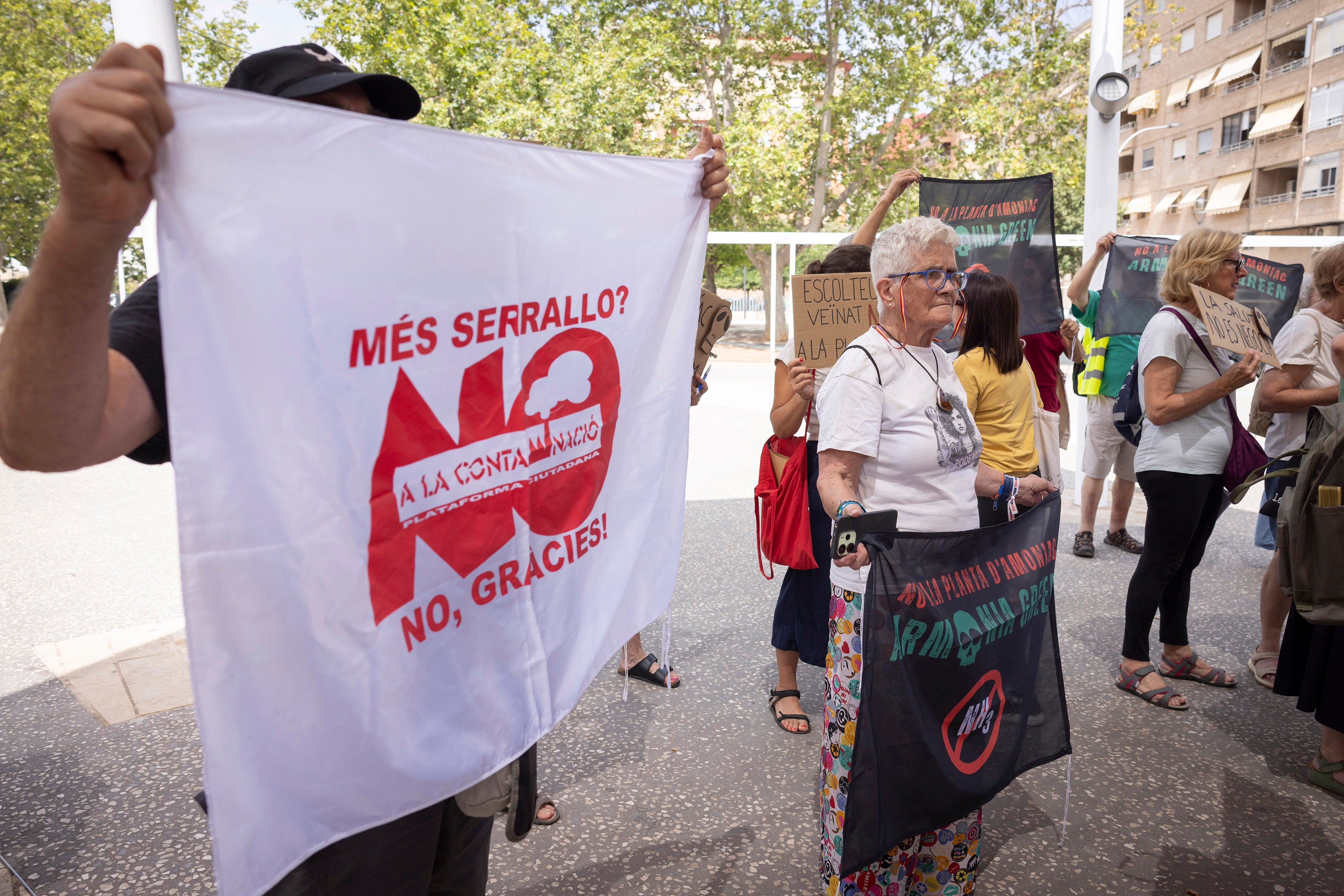 Protest by the residents of El Grao de Castellón over the project to install an ammonia plant in the Serrallo industrial estate, a few meters from the seaside neighborhood of the city of Castellón.