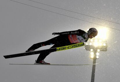 El esquiador alemán Andreas Wellinger, durante un entrenamiento este lunes en la primera etapa de la 69ª edición del campeonato de los Cuatro Trampolines que se celebra en Oberstdorf (Germany), y que finalizará este martes.