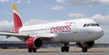 Un avión de Iberia Express en el aeropuerto madrileño de Barajas.