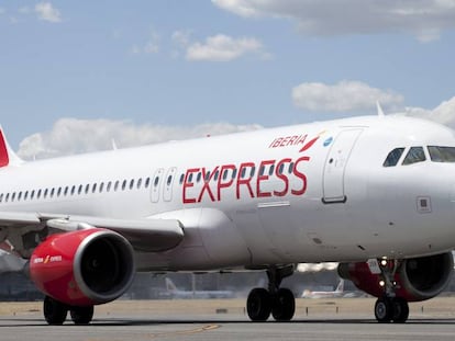 Un avión de Iberia Express en el aeropuerto madrileño de Barajas.