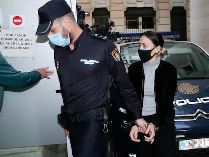Alejandra, la mujer declarada culpable del asesinato de Dominique, a su entrada en el Juzgado de Instrucción número 2 de Elda, Alicante, el pasado 16 de noviembre.