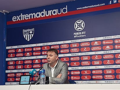 El presidente del Extremadura, Manuel Franganillo, explica en rueda de prensa los motivos de la liquidación del club.