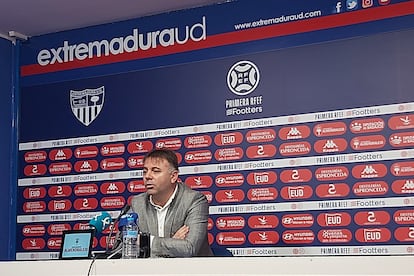 El presidente del Extremadura, Manuel Franganillo, explica en rueda de prensa los motivos de la liquidación del club.