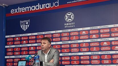 El presidente del Extremadura, Manuel Franganillo, explica en rueda de prensa los motivos de la liquidación del club.
