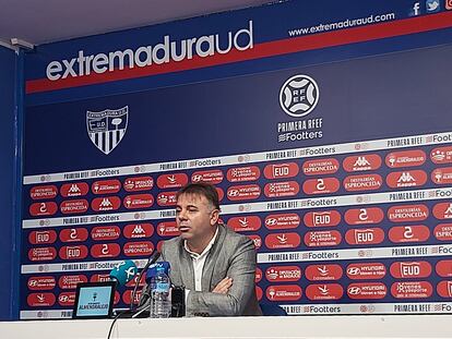 El presidente del Extremadura, Manuel Franganillo, explica en rueda de prensa los motivos de la liquidación del club.