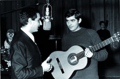 Un joven Serrat en los estudios de Radio Barcelona, en los años sesenta. Con los años ha desarrollado varias facetas, cantautor, compositor, actor, escritor...
