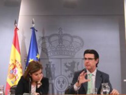 La vicepresidenta del Gobierno, Soraya Sáenz de Santamaría, y el ministro de Industria, José Manuel Soria