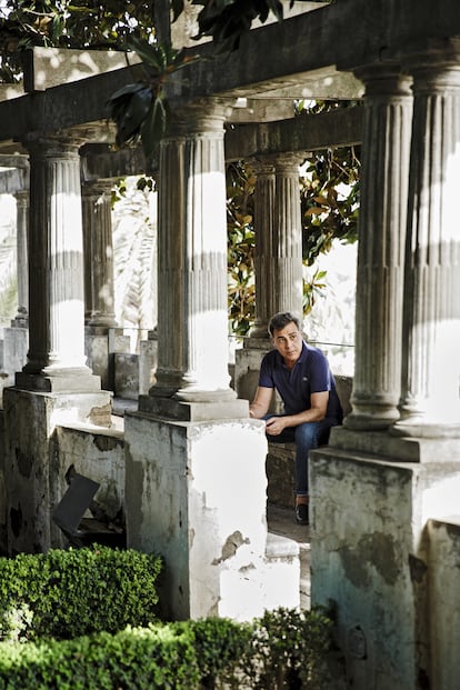 «Crear perfumes probablemente es una de las partes de mi trabajo que más disfruto. Es la única en la que todo es placer», nos dice Ángel Schlesser, sentado en uno de los patios de la Fundación Rodríguez-Acosta.