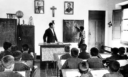 Nuñomoral (Cáceres), 10 de mayo de 1954. Aula del Hogar Caudillo Franco, que Auxilio Social tiene en Las Hurdes.