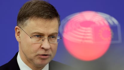 El comisario de Economía y Simplificación, Valdis Dombrovskis, durante la rueda de prensa de este miércoles en Estrasburgo (Francia).