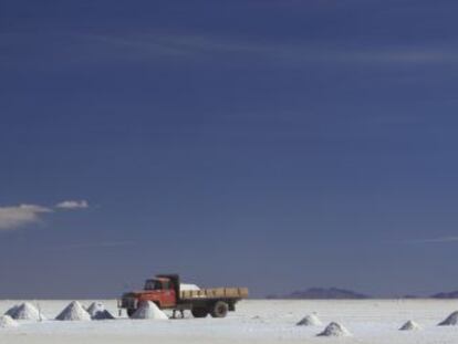 Un cami&oacute;n recoge mineral en el Salar de Uyuni, en Bolivia.