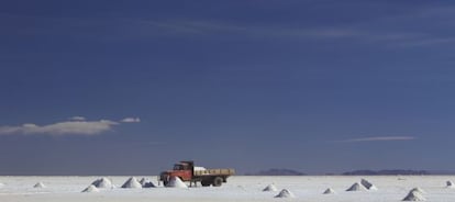 Un cami&oacute;n recoge mineral en el Salar de Uyuni, en Bolivia.