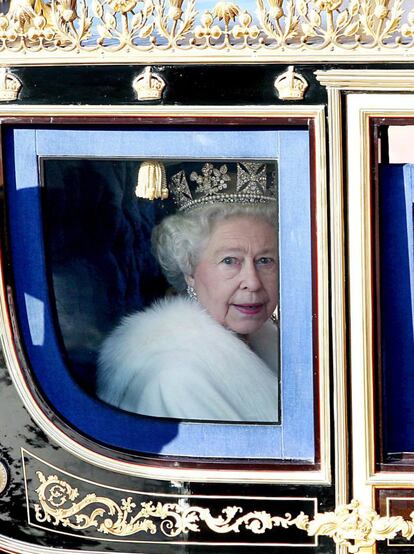 La Reina Isabel II durante el trayecto hacia la ceremonia de apertura del Parlamento, desde el Palacio de Buckingham en Londres, el 6 de noviembre de 2007.