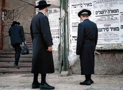 La sociedad israelí está dividida. Un viejo chiste dice: cuando dos judíos reúnen fundan tres partidos. En la fotografía dos judíos ultraortodoxos leen los periódicos murales en el barrio de Mea Sharom de Jerusalén.