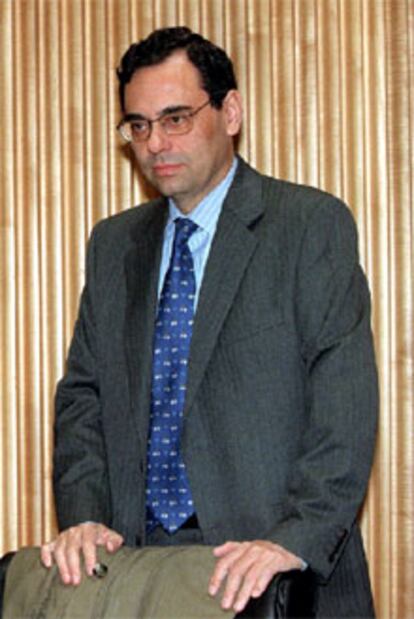 Jaime Caruana, gobernador del Banco de España, en su comparecencia ante la Comisión de Economía del Congreso por el Caso BBVA. Madrid, 8 de mayo de 2002.
