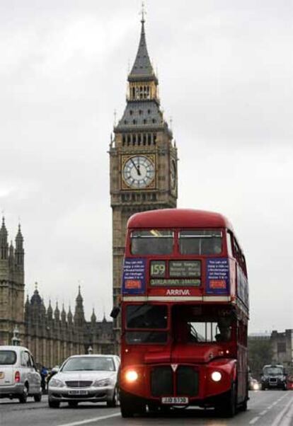 Los famosos autobuses rojos de dos pisos optan a convertirse en el &#39;smbolo ingls&#39; por excelencia.