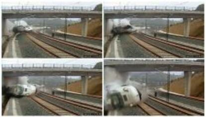 Combo de fotogramas de un v&iacute;deo que recoge las primeras im&aacute;genes del descarrilamiento anoche de un tren en Santiago de Compostela, en el que murieron 78 personas.