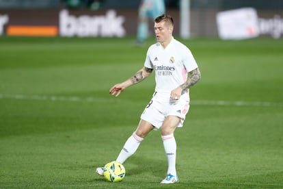 Toni Kroos controla el balón durante el derbi en el Di Stéfano.