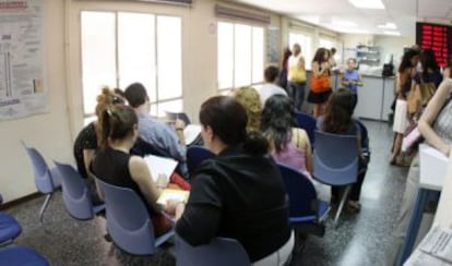 Diversos pacients a la sala d'espera d'un centre sanitari.