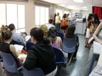 Diversos pacients a la sala d'espera d'un centre sanitari.