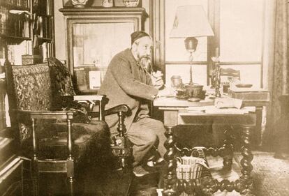 Anatole France (al seu despatx) surt retratat com a Bergotte a la Recherche proustiana.