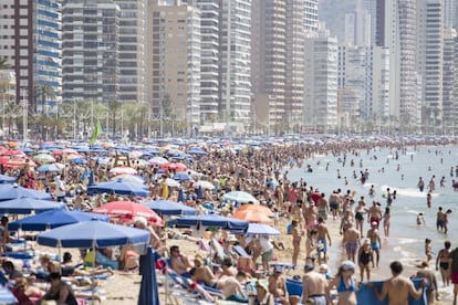 Una playa de Benidorm (Alicante) en la Semana Santa de 2014