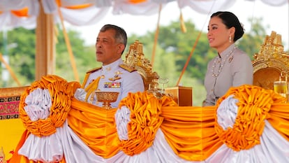 El rey de Tailandia, con su esposa Suthida en mayo de 2019.