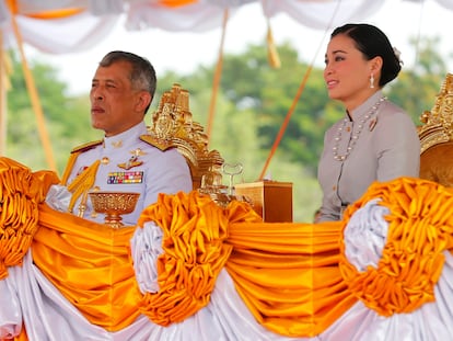 El rey de Tailandia, con su esposa Suthida en mayo de 2019.