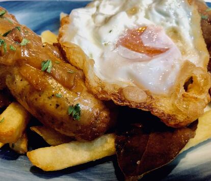 Salchichas de corvina elaboradas con los recortes de piezas sometidas a larga maduración. Se sirven con huevos y papatas fritas / Capel