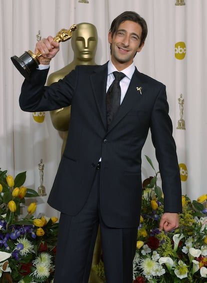 Adrien Brody es el principal favorito de este año al Oscar, con permiso de Timothee Chalamet y su Bob Dylan, por su papel de arquitecto en 'El brutalista'. Un éxito que deja atrás años de cierta irrelevancia inimaginables cuando a los 29 años se convirtió en el ganador más joven de la historia del Oscar al mejor actor principal gracias a 'El pianista'. Ya lo habíamos visto en 'Summer of Sam' de Spike Lee, en 'La delgada línea roja' de Terrence Malick y en la muy comprometida 'Pan y rosas' de Ken Loach, pero fue la historia dirigida por Roman Polanski la que le enfrentó al personaje más exigente de su carrera. La interpretación del pianista Wladyslaw Szpilman cambió su vida para siempre. 'El pianista' lo transformó: “Desconecté mi teléfono, rompí con mi novia, vendí mi coche… No sabía qué estaba haciendo, pero me deshice de todas las comodidades. Era joven, podía permitírmelo, supongo. La sensación fue muy emocionante, pero también muy severa. Desde entonces no soy el mismo”, confesó a ICON. Tras una promoción extenuante a la que se vio obligado por ser el rostro más conocido de la película, llegó el vacío. No encontró nada a la altura. Lo más destacable fue su participación en 'El bosque', de M. Night Shyamalan, y más olvidable fue su paso por la española 'Manolete'. Desde entonces se ha convertido en un fijo de las producciones de Wes Anderson y ha pasado por lo más granado de la televisión como 'Succesion' y 'Peaky Blinders'. Ahora su papel en 'El Brutalista' podrá demostrar si la maldición se ha volatilizado o si por el contrario podría incluso sufrirla dos veces. Repasamos, a continuación, otros casos de grandes estrellas que han sido víctimas del mismo síndrome.