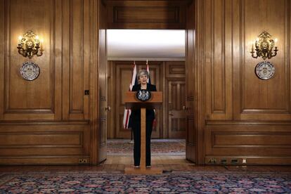 La primera ministra británica Theresa May, da una conferencia de prensa en las afueras de Downing Street, en Londres. May ha anunciado que intentará retrasar aún más la salida de Gran Bretaña de la Unión Europea y buscar un acuerdo con la oposición política.