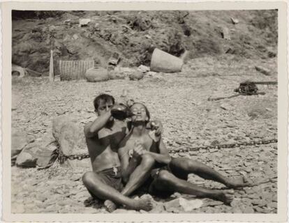 Bu&ntilde;uel da a beber de un porr&oacute;n a Dal&iacute; en una playa de Cadaqu&eacute;s (Girona), en 1926.