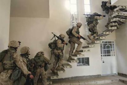 Soldados de la I División de Marines toman posiciones en una casa situada en la zona oeste de Faluya.