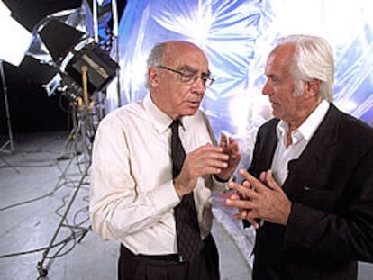 El escritor José Saramago (a la izquierda) y el actor Federico Luppi, en uno de los escenarios del rodaje de <i>La balsa de piedra.</i>