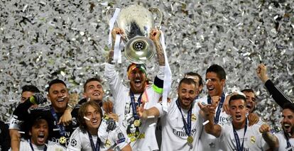 Los jugadores del Real Madrid levantando la copa de la Champions League.