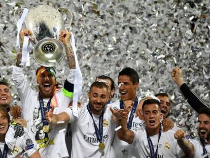 Los jugadores del Real Madrid levantando la copa de la Champions League.