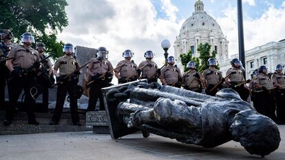 Un grupo de agentes rodea una estatua de Colón derribada en el Capitolio de Minnesota, el pasado 10 de junio.