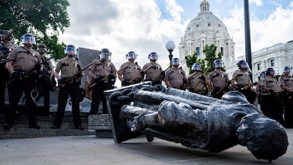 Un grupo de agentes rodea una estatua de Colón derribada en el Capitolio de Minnesota, el pasado 10 de junio.