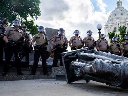 Un grupo de agentes rodea una estatua de Colón derribada en el Capitolio de Minnesota, el pasado 10 de junio.