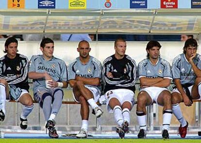 Mejía, Casillas, Raúl Bravo, Beckham, Morientes y Raúl, en el banquillo del Real Madrid.