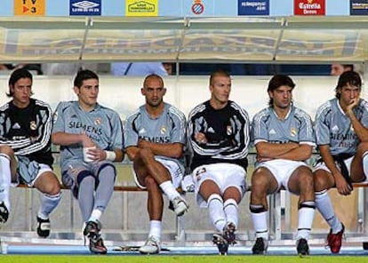 Mejía, Casillas, Raúl Bravo, Beckham, Morientes y Raúl, en el banquillo del Real Madrid.