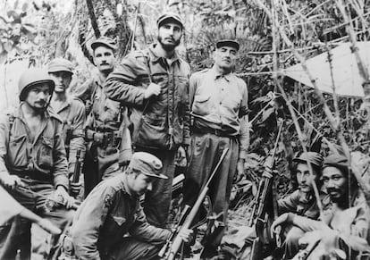 Fidel Castro (centro) junto de capitães e comandantes superiores do exército guerrilheiro. À partir da direita: o capitão Juan Almeida, o capitão George Sotus, Fidel Castro, o capitão Raúl Castro (ajoelhado e em primeiro plano), o capitão Guillermo García, Ernesto Guevara e o tenente Universo Sánchez, em uma imagem de 1957.