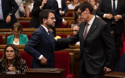 El 'president' Pere Aragonès y Salvador Illa, líder del PSC, en una sesión del Parlament.