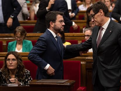 El 'president' Pere Aragonès y Salvador Illa, líder del PSC, en una sesión del Parlament.