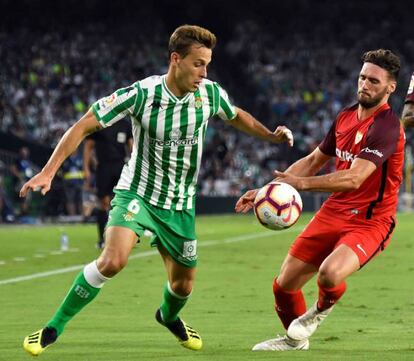 Canales intenta marcharse de Sergi Gómez en un derbi del pasado curso.