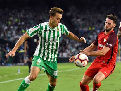 Canales intenta marcharse de Sergi Gómez en un derbi del pasado curso.