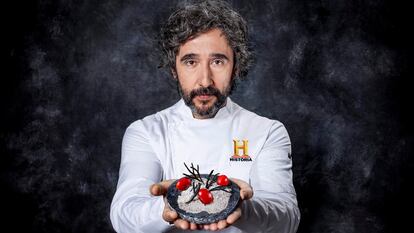 El chef Diego Guerrero con uno de los platos del programa 'La última cena' para Canal Historia: Tomate garum.